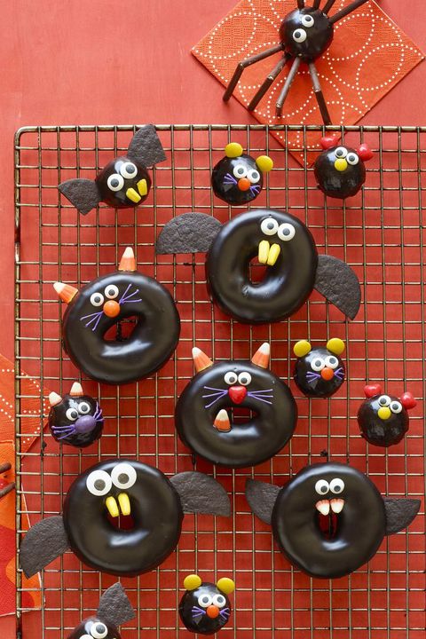 halloween-party-food-black-cat-bat-spider-and-mice-doughnuts-1538773089.jpg