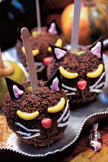 halloween-party-food-chocolate-apple-cat-faces-1569001142.jpg