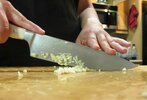 1200px-Chopping_garlic-01.jpg